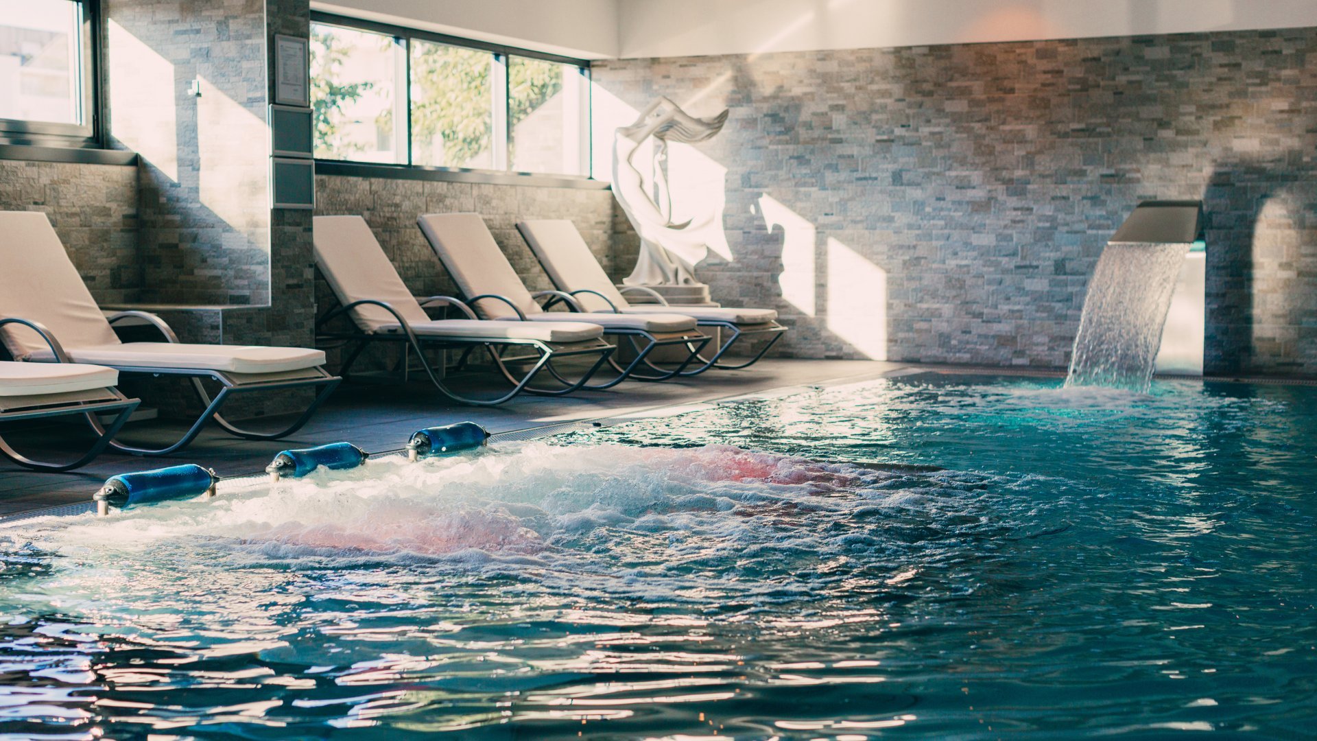 Piscine statue et jet