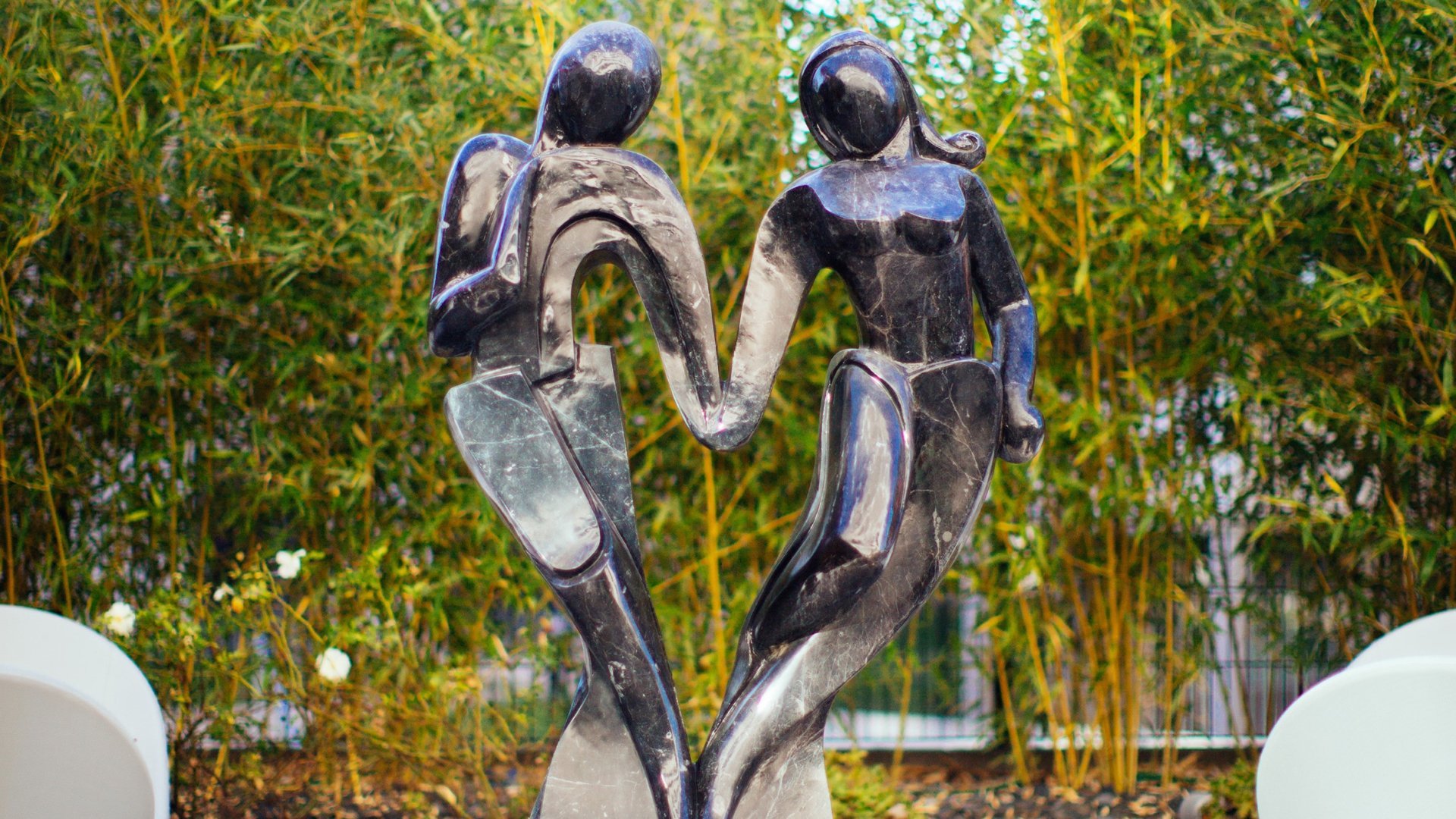 Statue couple